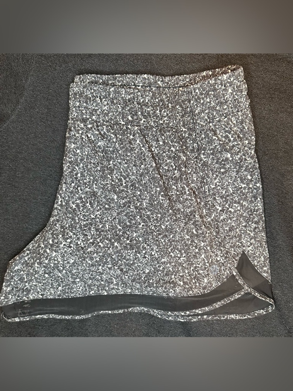 Athleta Printed Mesh Racer Run Shorts 4” Black White Women’s XL Athletic